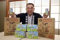 完成した「ＪＡ信州諏訪のリンゴジュース」をＰＲする熊谷課長