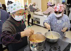 「大豆のミネストローネ」「豆まめ味噌まめ」を調理する参加者