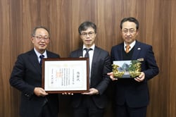 後藤場長（中央）から表彰を受けた中村組合長（左）