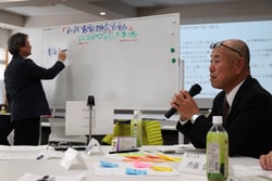 グループワークで発表する沖津弘門会長