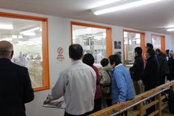 興味深く市田柿工房を見学する参加者