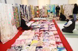 会場いっぱいに振袖や袴を並べ、地域住民を出迎えた振袖・卒業式用袴予約・相談会