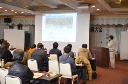 研修会で説明をする長野県野菜花き試験場の職員