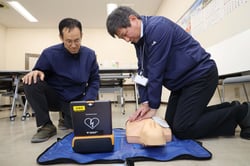 ＡＥＤとマネキンを使い、一次救命手当の訓練を行う職員
