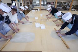 本格的なそば打ちを学ぶ受講生