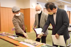 写真を選考する審査員