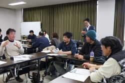 活発に情報交換をする参加者ら