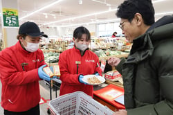 「市田柿ドルチェ」の試食をすすめる職員