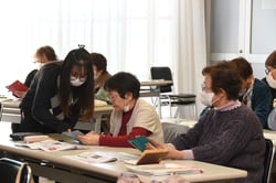 講師に手ほどきを受ける部員（長野県長野市、１月１６日）