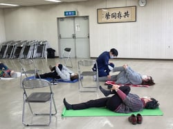 ストレッチの指導を受ける参加者