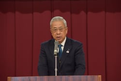 あいさつする眞島組合長