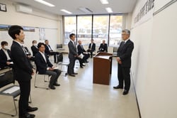 小平組合長を前に、今後の抱負を述べる新規就農者