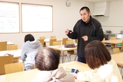 参加者の相談に応える営農技術員