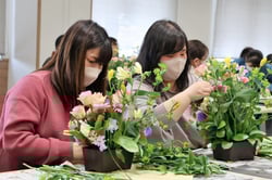 フラワーアレンジメントを楽しむ参加者
