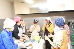 漬け物を味見する部員