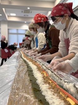 具材を並べていく参加者