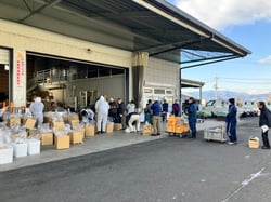 種類ごとに選別し回収する業者ら