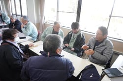 農業委員らが情報提供や助言に応じた農地相談会（安曇野市三郷）