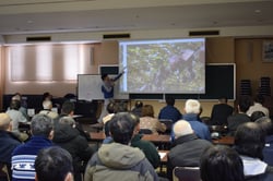 優秀出荷者の栽培管理方法を学ぶ生産者