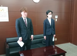 北沢組合長の激励を受ける田中さん（左）と續木さん（右）