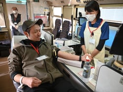 献血に協力する古畑さん