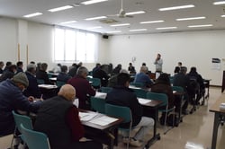 あいさつをする伊東理事