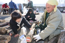 家族と駒打ちを楽しむ長田部長（右）