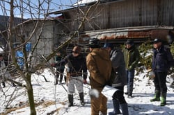 せん定について説明する営農技術員