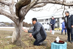 伝統行事「成り木責め」をするＪＡ柿部会役員