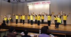 ダンスを披露する同部理事ら