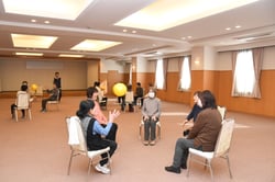 ボールを投げ合い楽しむ部員（長野県長野市、２月３日）