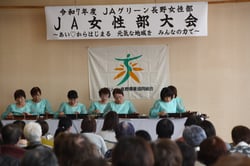 そろいの衣装で「大正琴」を演奏