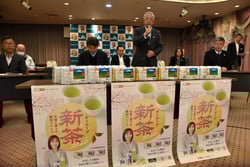 オンライン参加者に向けあいさつする眞島組合長