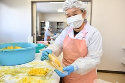 袋詰めをするプロジェクトメンバー