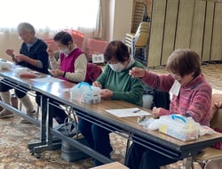 干支作りを楽しむ参加者