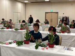 フラワーアレンジメント体験で交流を深める参加者