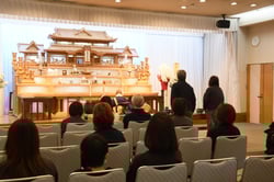 亡きペットに思いを寄せる参列者