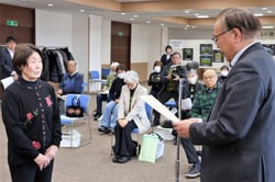 表彰をうける津金沢さん（２月１０日、佐久市で）