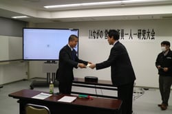 賞状を授与される内山技術員