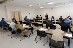 懇談会であいさつする名取専務