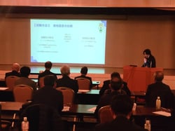 研究成果を発表する技術員