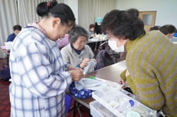 参加者にアドバイスする古畑さん㊧