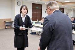 髙栁組合長（右）から表彰を受ける甘利さん