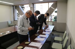 審査する審査員