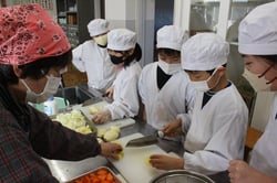 支部員のサポートで調理を進める児童ら