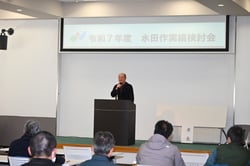 あいさつをする吉田会長