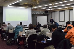 経営継承に必要な手続きを説明する栗山税理士