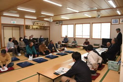 事業実績や今後の方針について説明した地区懇談会