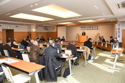 あいさつする依田部会長