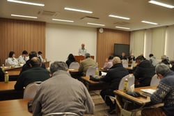 説明を聞く参加者